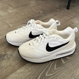 Brand New Women’s Nike Air Max Dawn